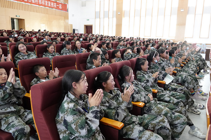 |“和大自然说说话”儿童画国际巡展（青海展）开幕 三江源民族中学的孩子们发出“同在蓝天下 保护三江源”的誓言