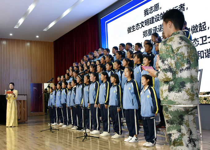 |“和大自然说说话”儿童画国际巡展（青海展）开幕 三江源民族中学的孩子们发出“同在蓝天下 保护三江源”的誓言