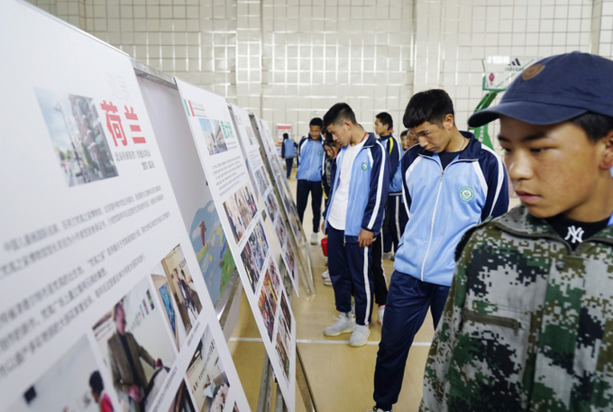 |“和大自然说说话”儿童画国际巡展（青海展）开幕 三江源民族中学的孩子们发出“同在蓝天下 保护三江源”的誓言