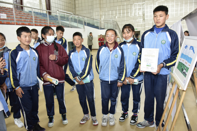 |“和大自然说说话”儿童画国际巡展（青海展）开幕 三江源民族中学的孩子们发出“同在蓝天下 保护三江源”的誓言