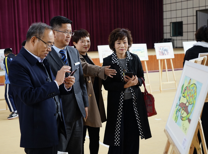 |“和大自然说说话”儿童画国际巡展（青海展）开幕 三江源民族中学的孩子们发出“同在蓝天下 保护三江源”的誓言