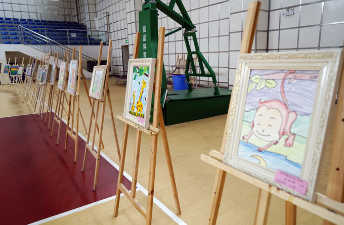 |“和大自然说说话”儿童画国际巡展（青海展）开幕 三江源民族中学的孩子们发出“同在蓝天下 保护三江源”的誓言