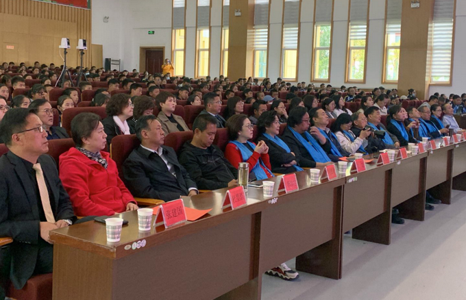 |“和大自然说说话”儿童画国际巡展（青海展）开幕 三江源民族中学的孩子们发出“同在蓝天下 保护三江源”的誓言