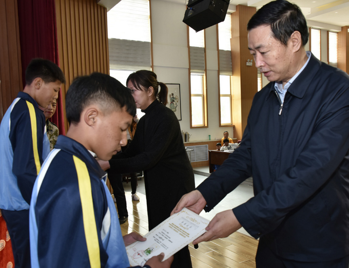 |“和大自然说说话”儿童画国际巡展（青海展）开幕 三江源民族中学的孩子们发出“同在蓝天下 保护三江源”的誓言