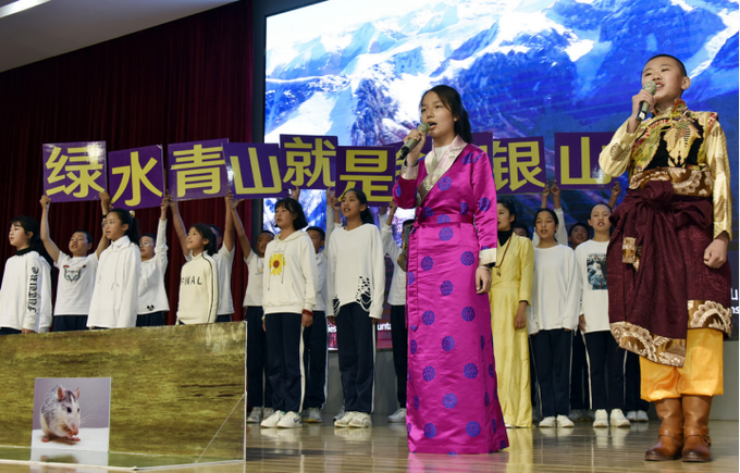 |“和大自然说说话”儿童画国际巡展（青海展）开幕 三江源民族中学的孩子们发出“同在蓝天下 保护三江源”的誓言