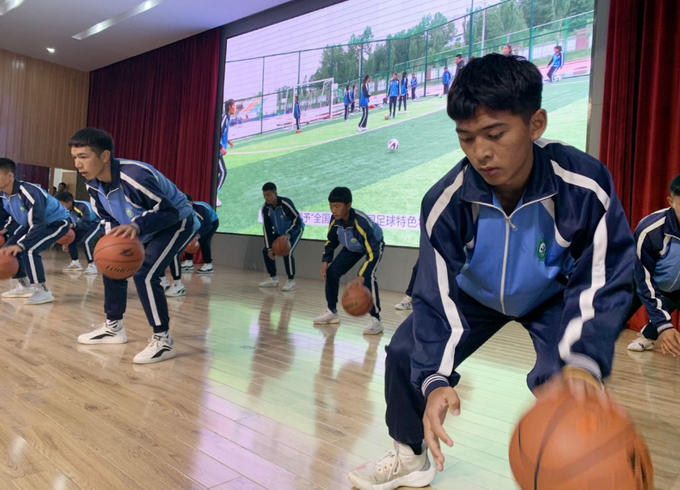 |“和大自然说说话”儿童画国际巡展（青海展）开幕 三江源民族中学的孩子们发出“同在蓝天下 保护三江源”的誓言