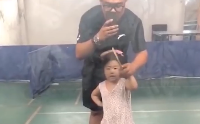 萌娃|3岁女孩哭着打乒乓仍精准接到，简直就是翻版福原爱，网友笑了