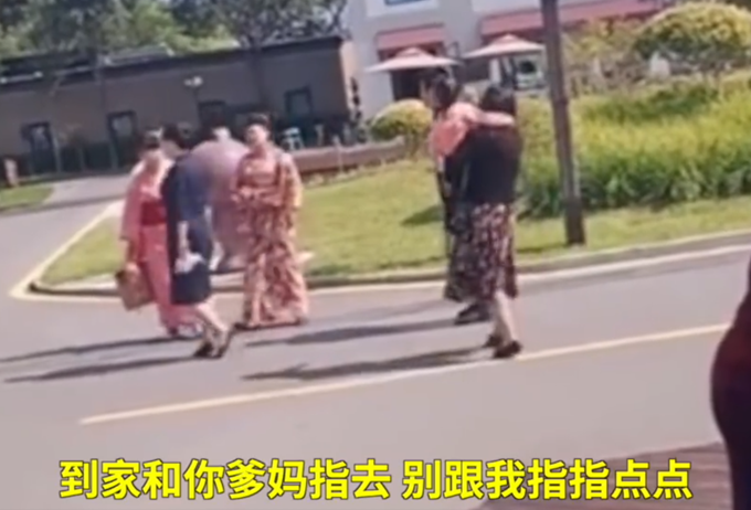 |女子穿和服在秦皇岛开埠地观光火车站引热议，网友：军事基地不能拍照