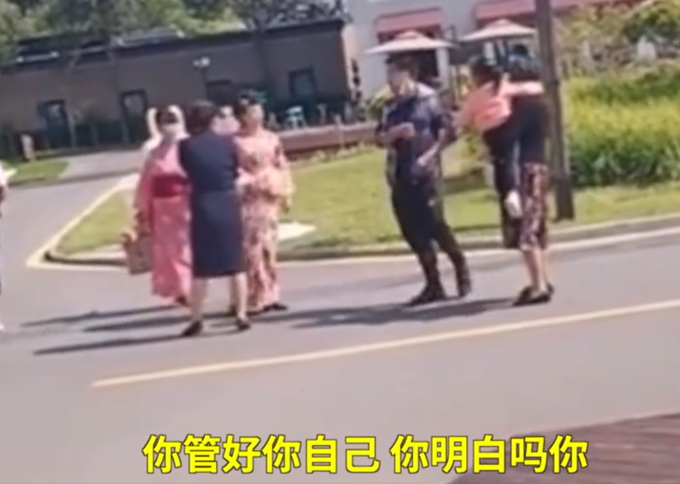 |女子穿和服在秦皇岛开埠地观光火车站引热议，网友：军事基地不能拍照