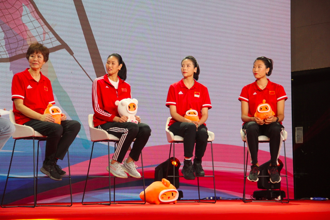|中国女排在快手直播首秀 郎平哽咽回忆夺冠细节