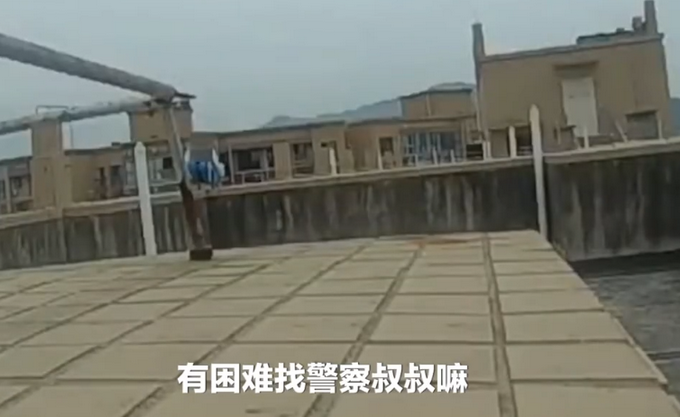 |民警用“秋天的第一杯奶茶”救下轻生女孩：小妹妹我请你喝