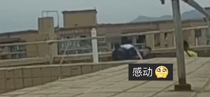 |民警用“秋天的第一杯奶茶”救下轻生女孩：小妹妹我请你喝