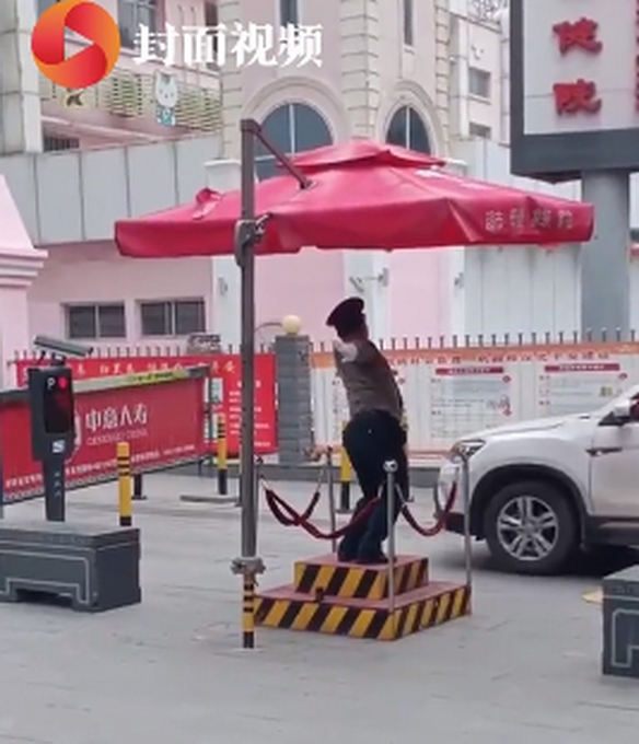 热点|小区保安妖娆舞姿指挥交通，火了！网友：有趣的灵魂万里挑一