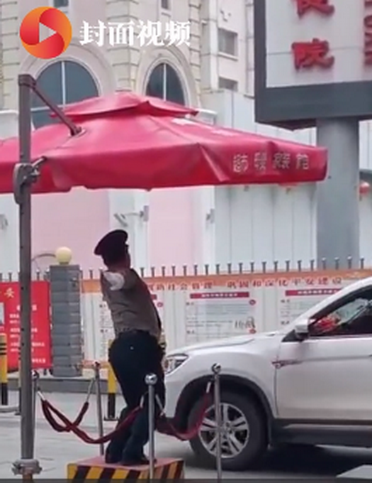 热点|小区保安妖娆舞姿指挥交通，火了！网友：有趣的灵魂万里挑一