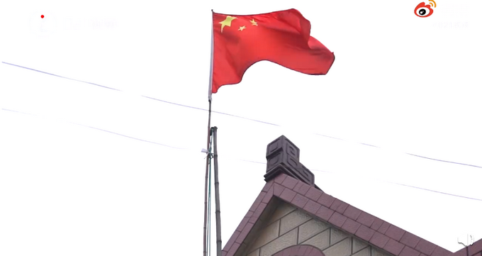 推荐|95岁老人院子里升国旗54年，为村里买电视定制井盖，处处为村民着想