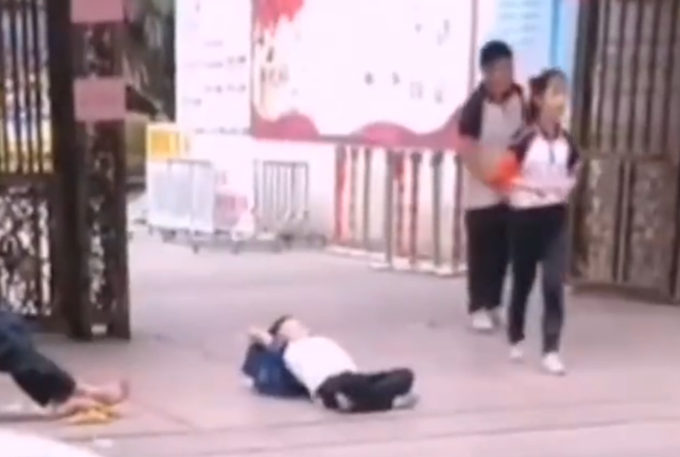 搞笑|小学生放学盘腿躺校门口等家长，网友：妈见打