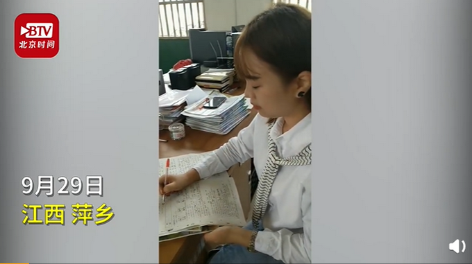 |老师在每张试卷上写评语画卡通画：让学生感受到被关注的喜悦