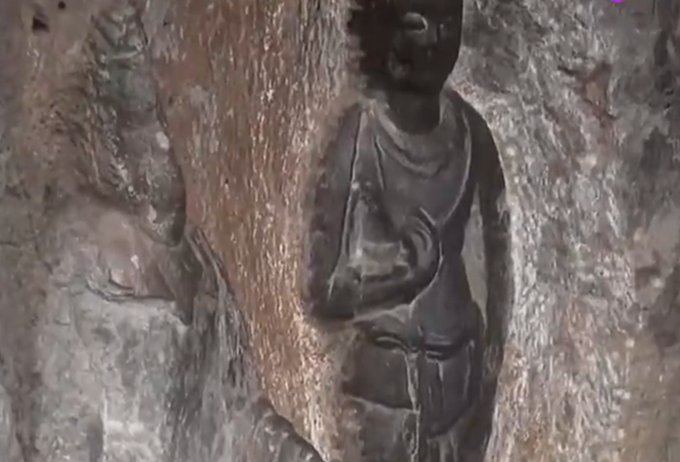文明出游|洛阳龙门石窟佛像疑被游客摸出包浆，景区明令禁止，有人偏偏伸手