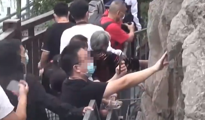 文明出游|洛阳龙门石窟佛像疑被游客摸出包浆，景区明令禁止，有人偏偏伸手