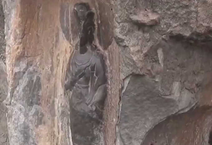 文明出游|洛阳龙门石窟佛像疑被游客摸出包浆，景区明令禁止，有人偏偏伸手