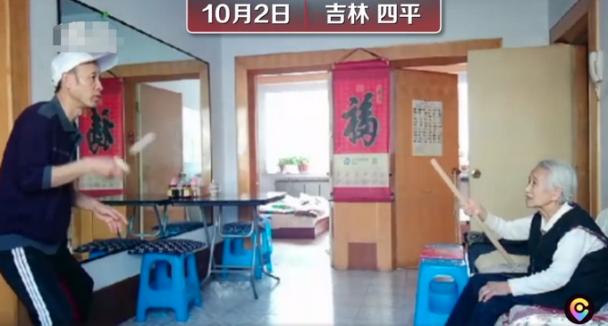 |儿子用擀面杖陪八旬母亲打球，网友：老太太比年轻人都厉害