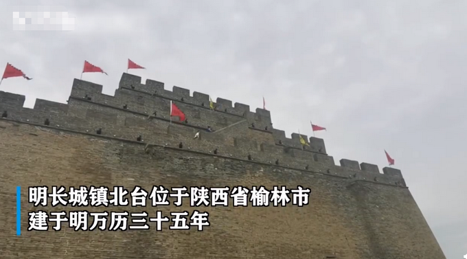 |陕西明长城石砖被游客刻字：几乎“无一幸免”