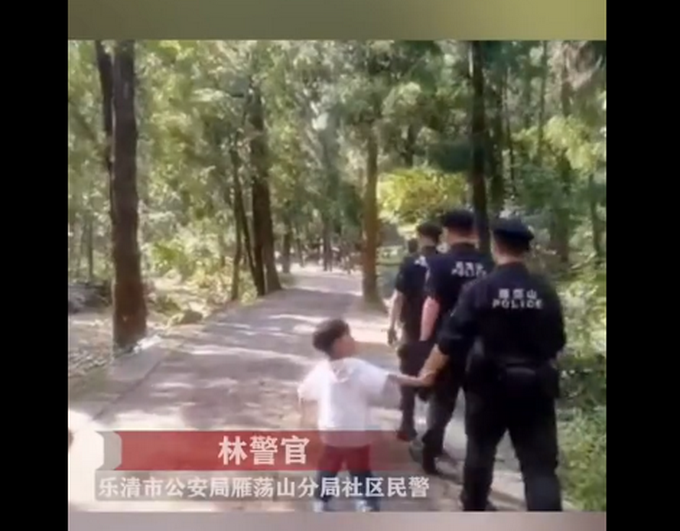 |民警巡逻时突然被一只小手牵住，网友：都是可爱的人