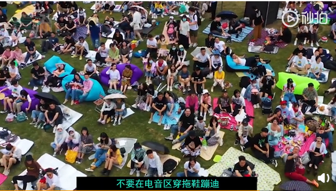 推荐|城管小姐姐用无人机指挥游客找厕所，语言诙谐幽默，网友笑喷