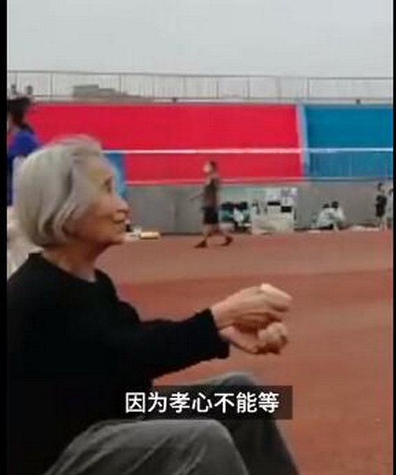 热点|56岁儿子回应陪八旬母亲打球，称孝心不能等，网友：真的让人感动