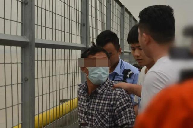 |警方从观潮人群揪出一名逃犯，嫌疑人“慕名而来”，表情变化迅速