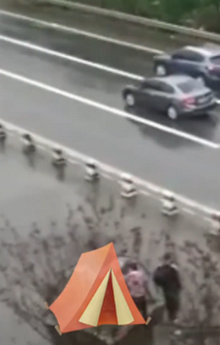 |司机带娃高速上搭帐篷等待救援 网友：可长点心吧！