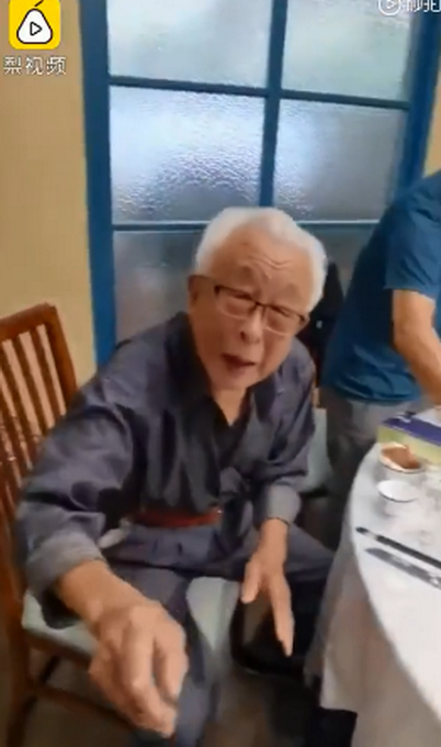 热点|爷爷回应见孙女中秋回家激动泪奔：高兴又难受，还以为认错人