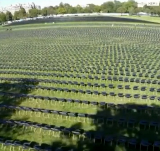 热点|白宫外摆2万张椅子纪念新冠死者：每张椅子代表10名去世的患者