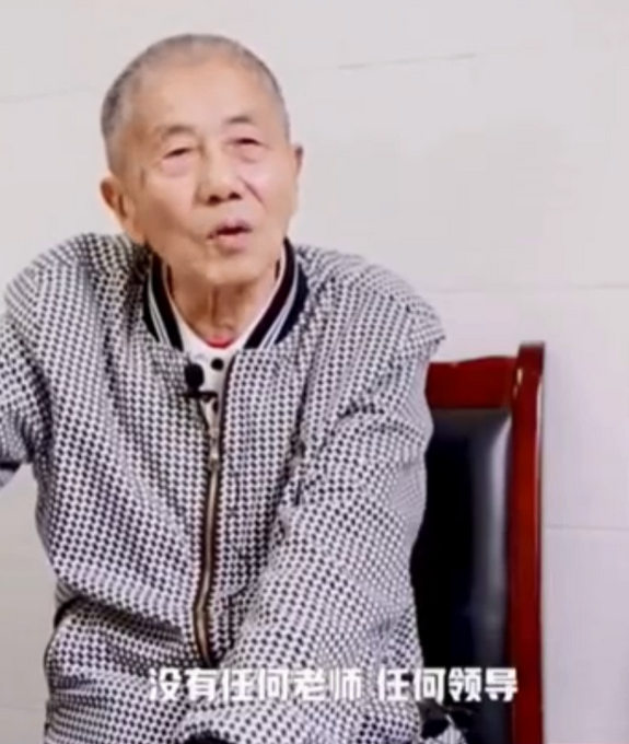 热点|91岁体育老师退休30年仍坚持上课，霸气喊话：没人敢占我的课