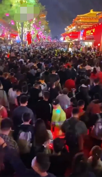 热点|西安游客多到无处下脚？网友：要穿纸尿裤，不然上厕所挤不出去