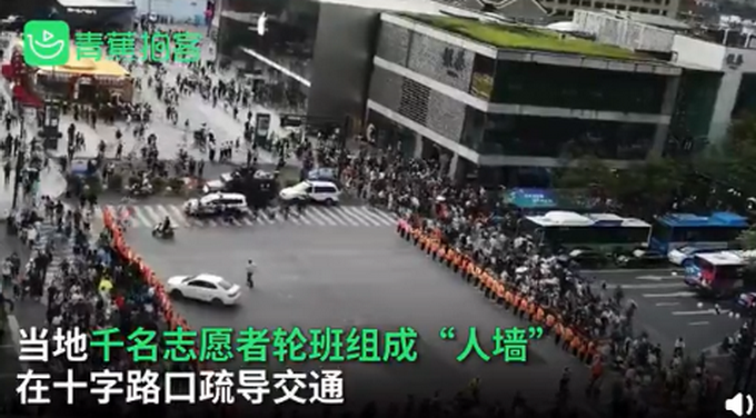 热点|西湖千名志愿者手拉手维持秩序，还有外国小哥汉语喊话维持交通