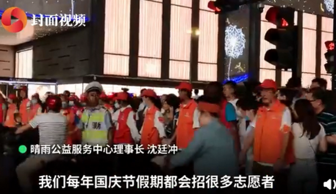 热点|西湖千名志愿者手拉手维持秩序，还有外国小哥汉语喊话维持交通