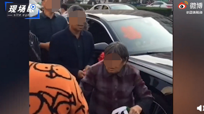 热点|又来？大爷大妈国庆组团拦婚车要红包，司机：有人组织，不给不让走