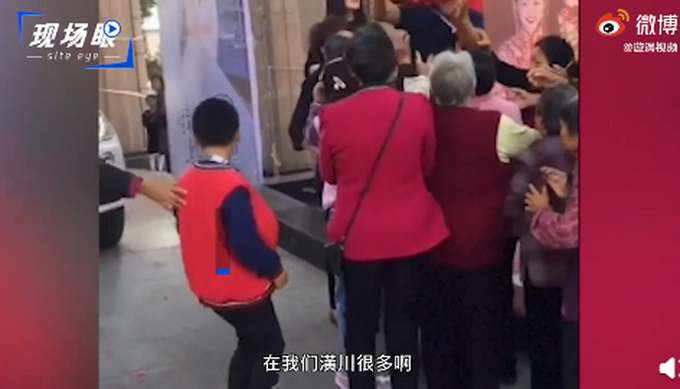 热点|又来？大爷大妈国庆组团拦婚车要红包，司机：有人组织，不给不让走