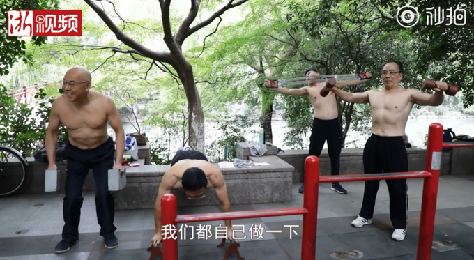 |杭州大爷把西湖让给外地游客 网友：健身角卧虎藏龙！身材发量都赢了