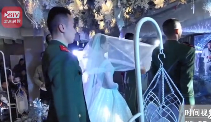 热点|仪式感很强！退伍老兵踢正步为军嫂盖头纱，网友：就一个字，帅