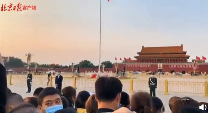 热点|入伍后第一次见面，父亲隔空比心天安门站岗儿子：这是全家人的光荣
