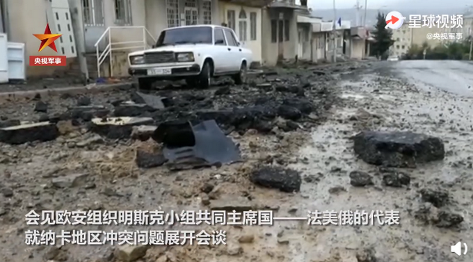 |纳卡地区居民躲进地窖避难，冲突现场：建筑物上冒浓烟，街道满是弹坑