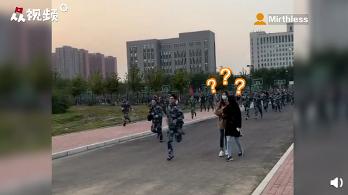 |军训新生为了吃饭有多拼？去食堂路上跑出百米冲刺速度，网友：太真实了