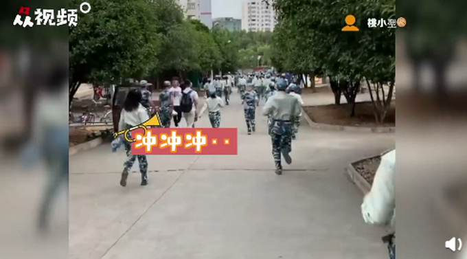 |军训新生为了吃饭有多拼？去食堂路上跑出百米冲刺速度，网友：太真实了
