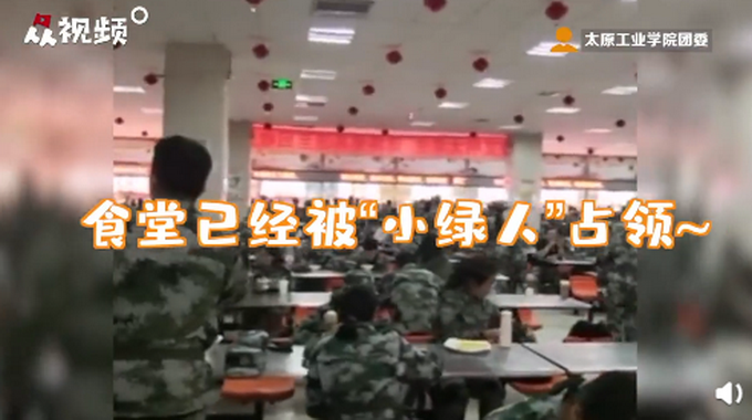 |军训新生为了吃饭有多拼？去食堂路上跑出百米冲刺速度，网友：太真实了