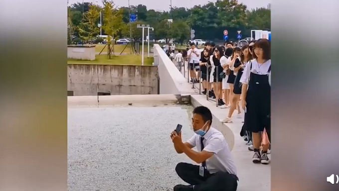 热点|作品堪比摄影师！保安拍照太好引排队，还会教姿势，上百人等着被拍