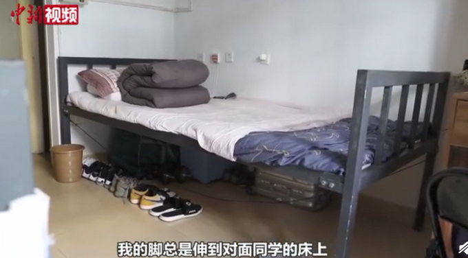热点|高校给高个学生定制2米4大床，还配了书桌，网友：过于贴心了！