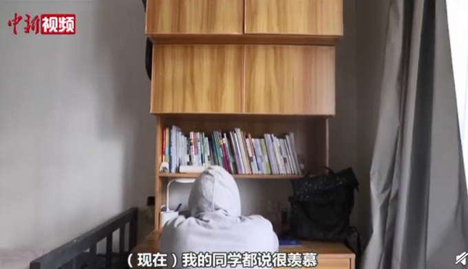 热点|高校给高个学生定制2米4大床，还配了书桌，网友：过于贴心了！