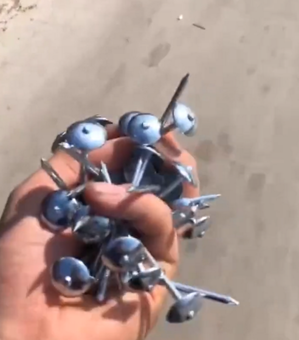 热点|司机沿路捡70多颗钉子获奖5000元，钉子是从货车上掉出来的